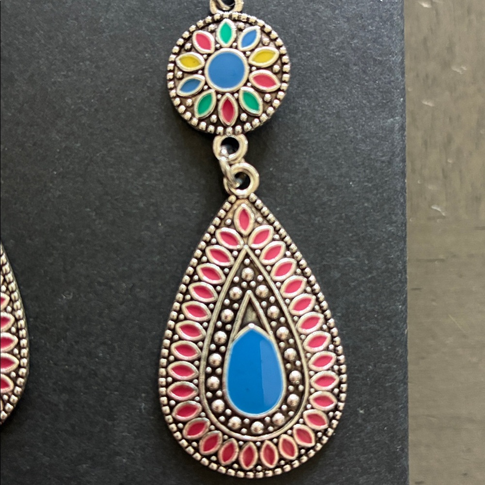 Elegant Multicolor Teardrop Dangle Earrings
New w box - Picture 2 of 2